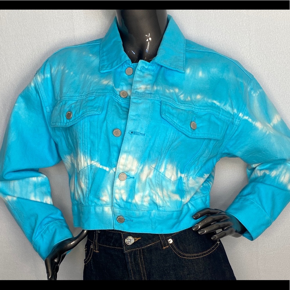 - BLANK NYC TIE DYE BLUE & WHITE CROP JEAN J…